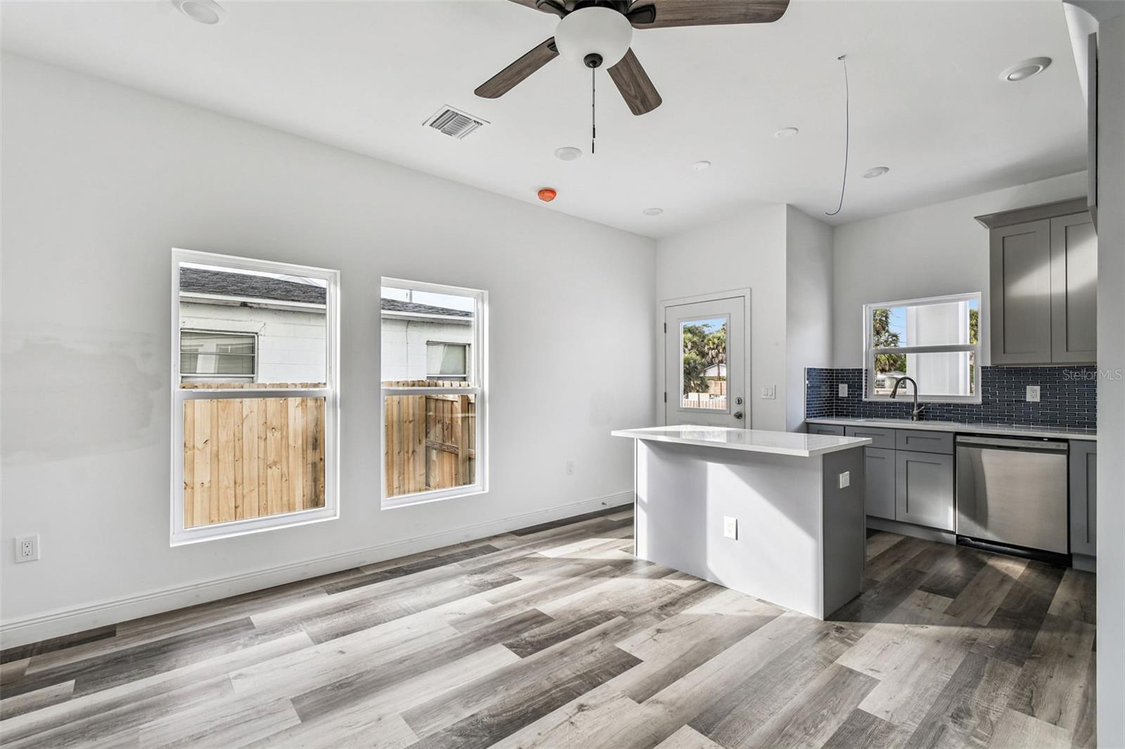 2313 E COLUMBUS DR — photo 8