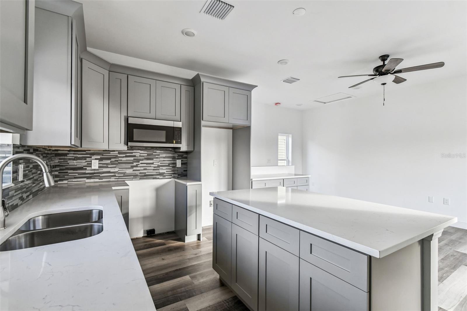 2313 E COLUMBUS DR — photo 56