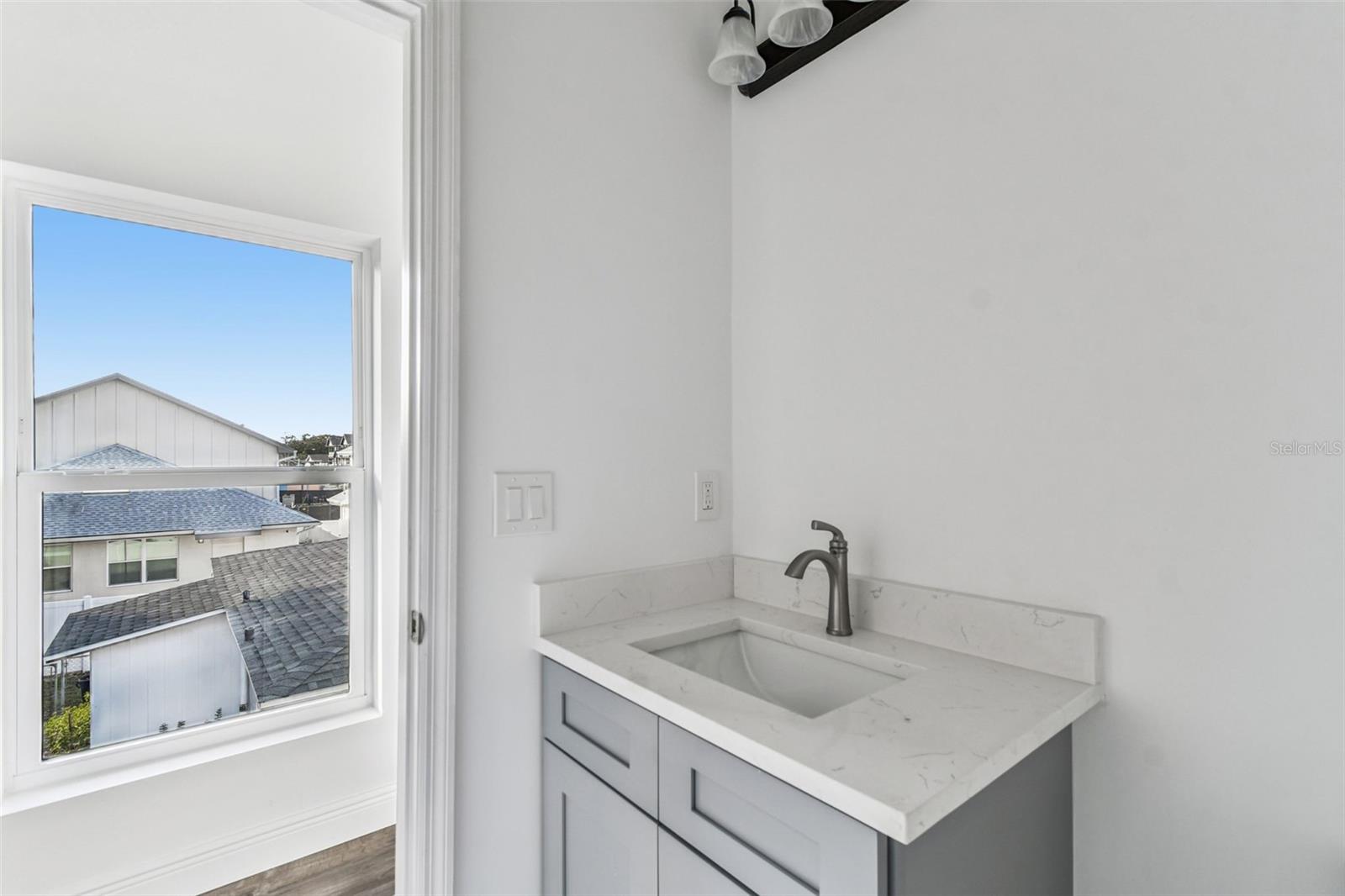 2313 E COLUMBUS DR — photo 41
