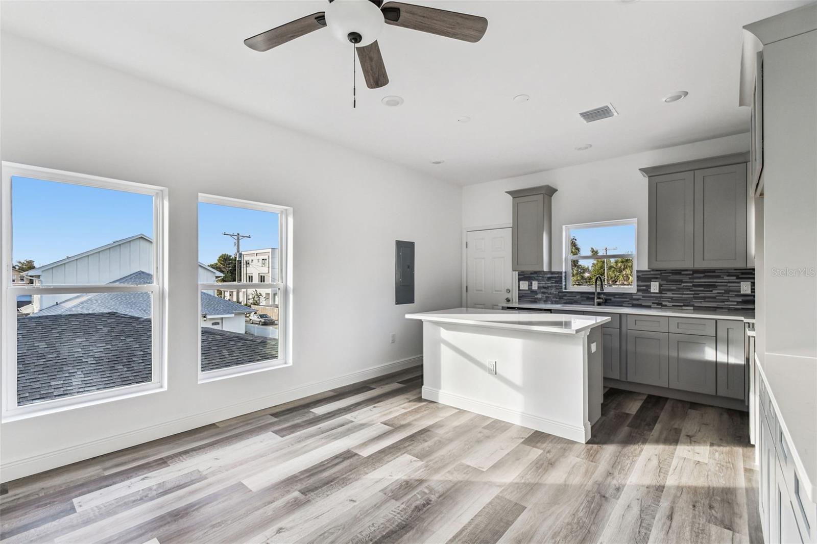 2313 E COLUMBUS DR — photo 51