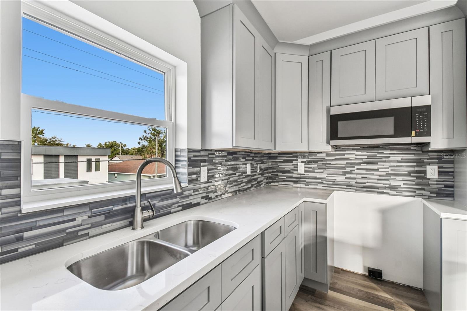 2313 E COLUMBUS DR — photo 57
