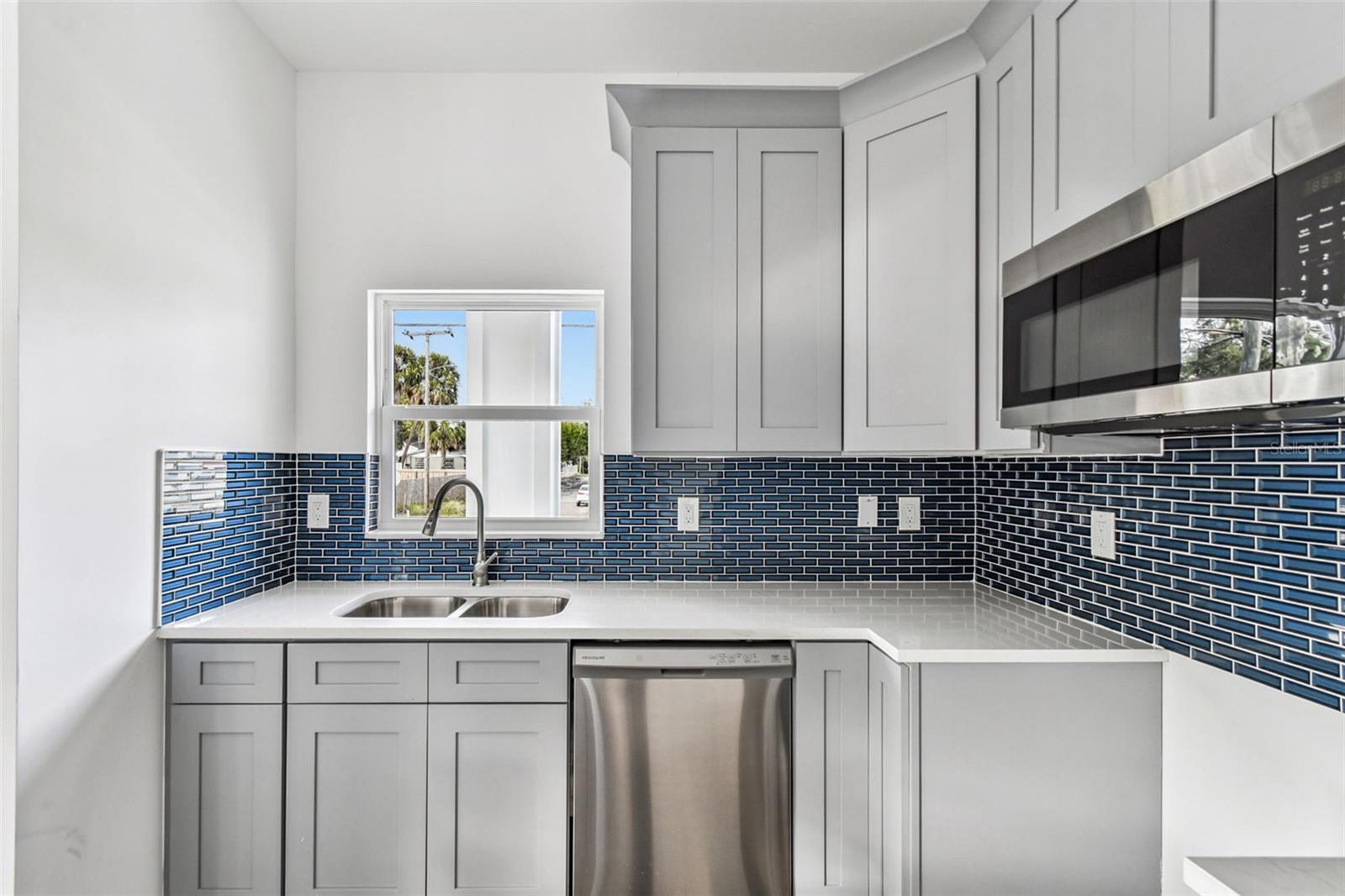 2313 E COLUMBUS DR — photo 28