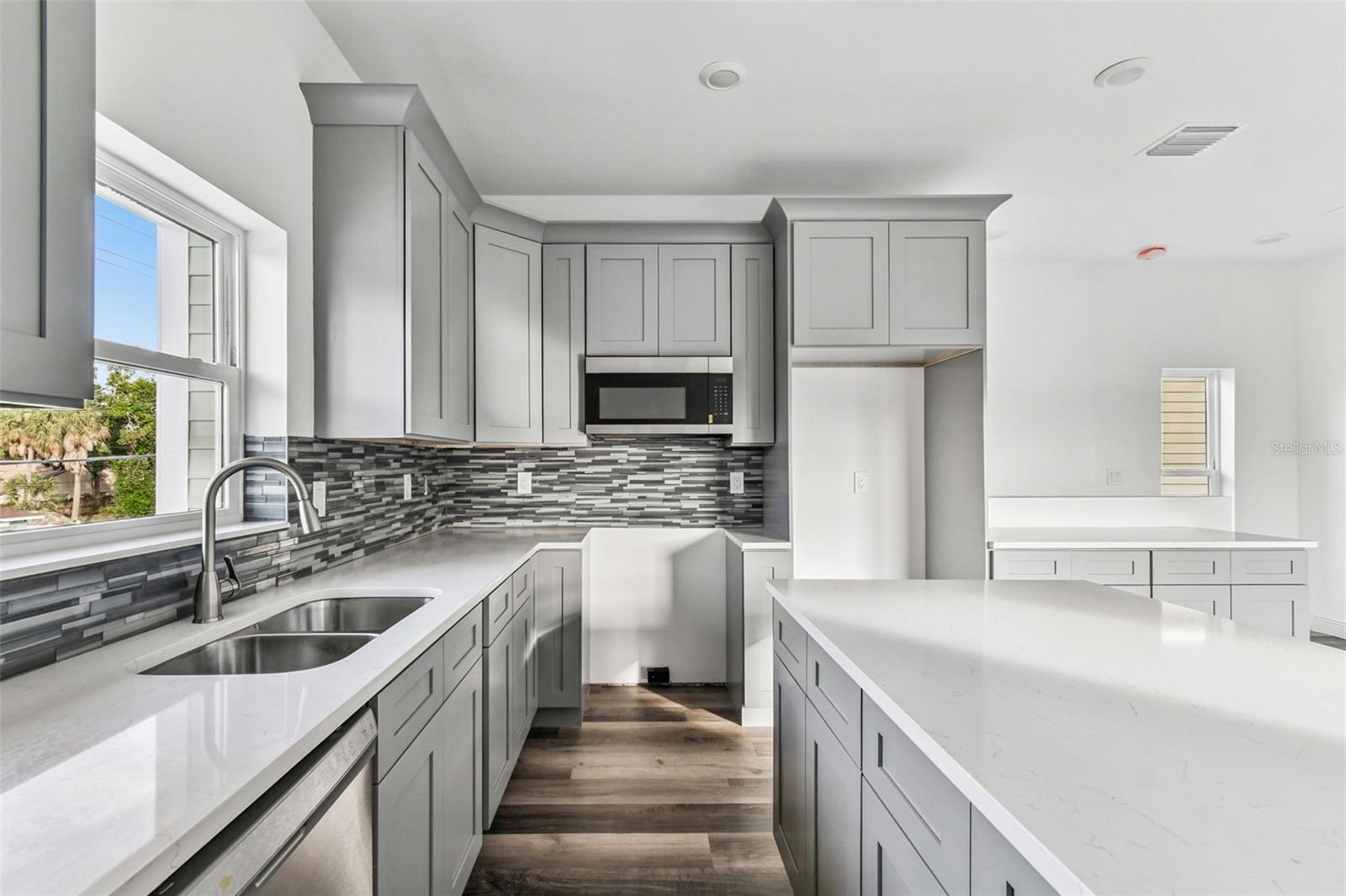 2313 E COLUMBUS DR — photo 55