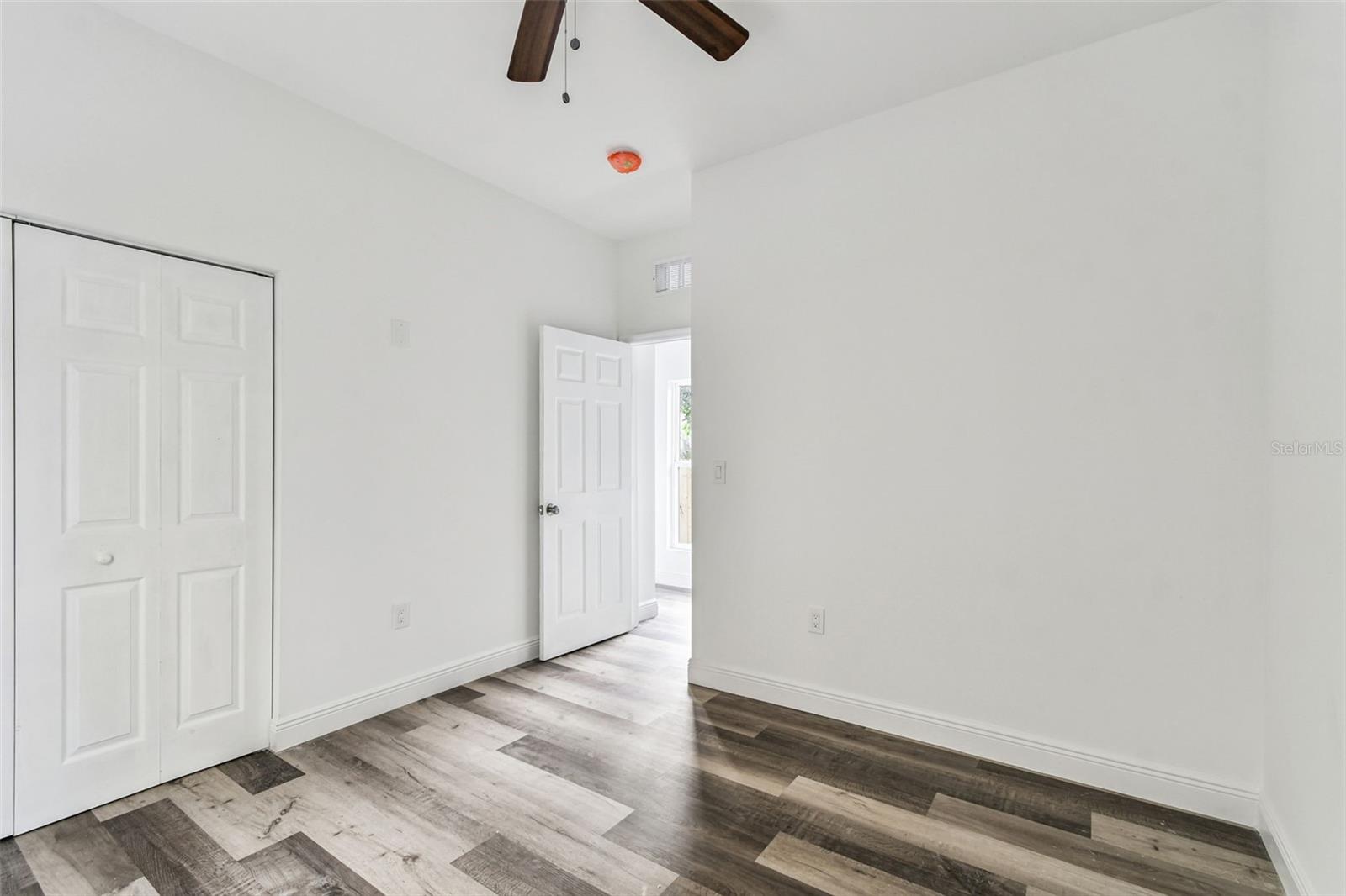 2313 E COLUMBUS DR — photo 10
