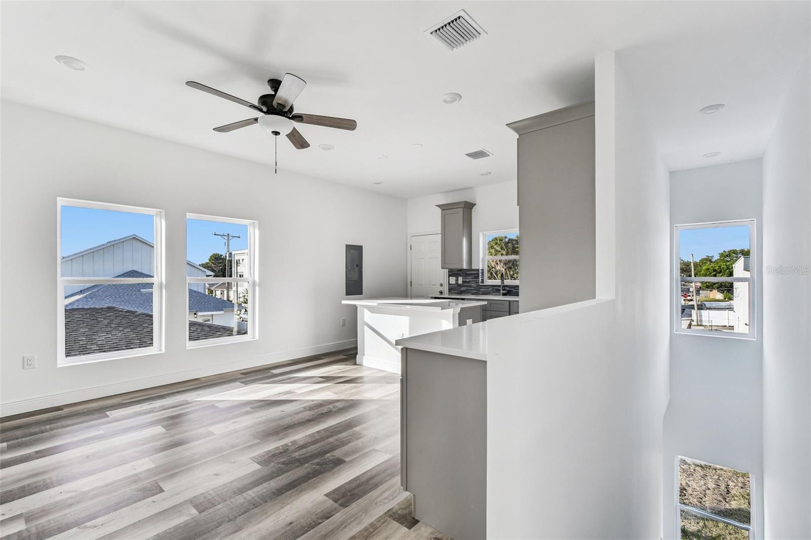2313 E COLUMBUS DR — photo 32