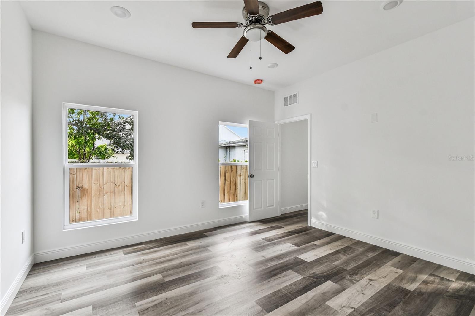 2313 E COLUMBUS DR — photo 20