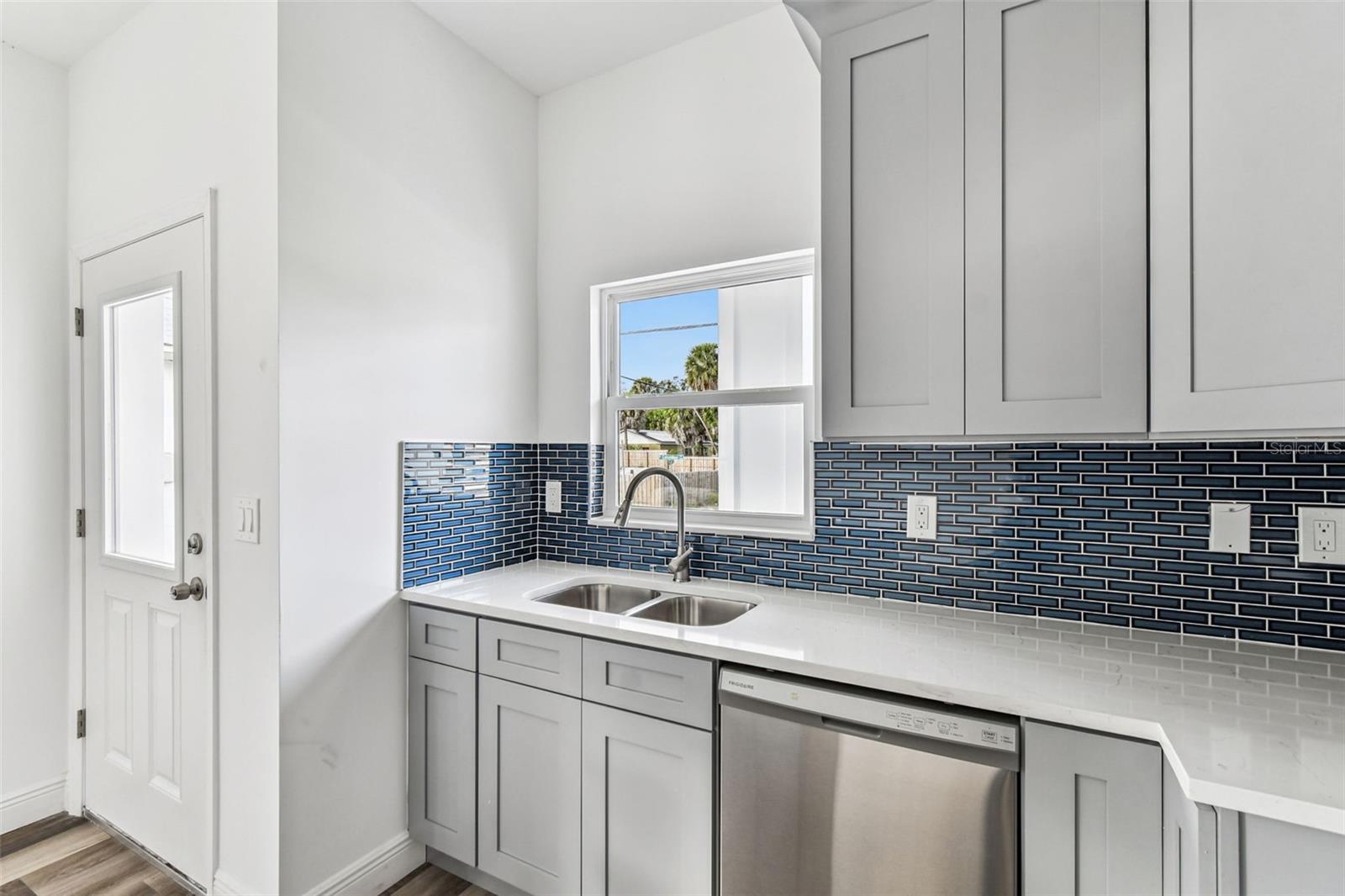 2313 E COLUMBUS DR — photo 27
