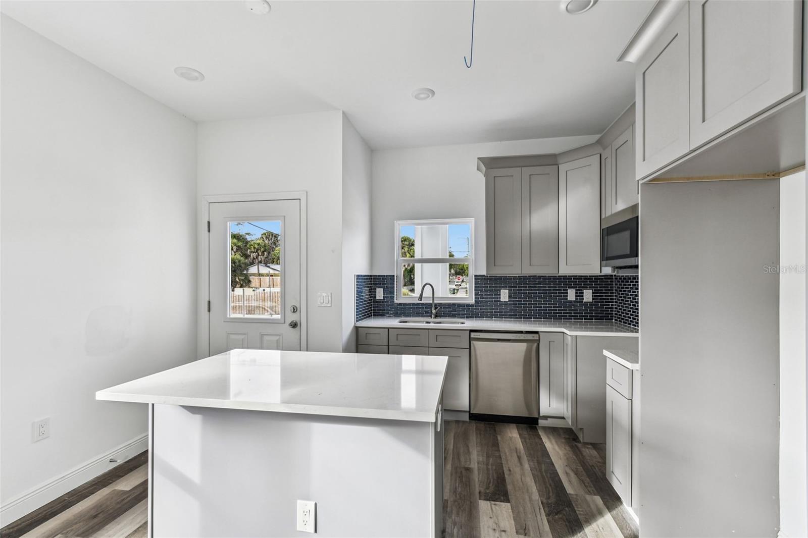 2313 E COLUMBUS DR — photo 29
