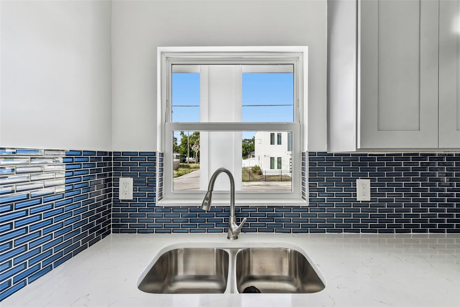 2313 E COLUMBUS DR — photo 30