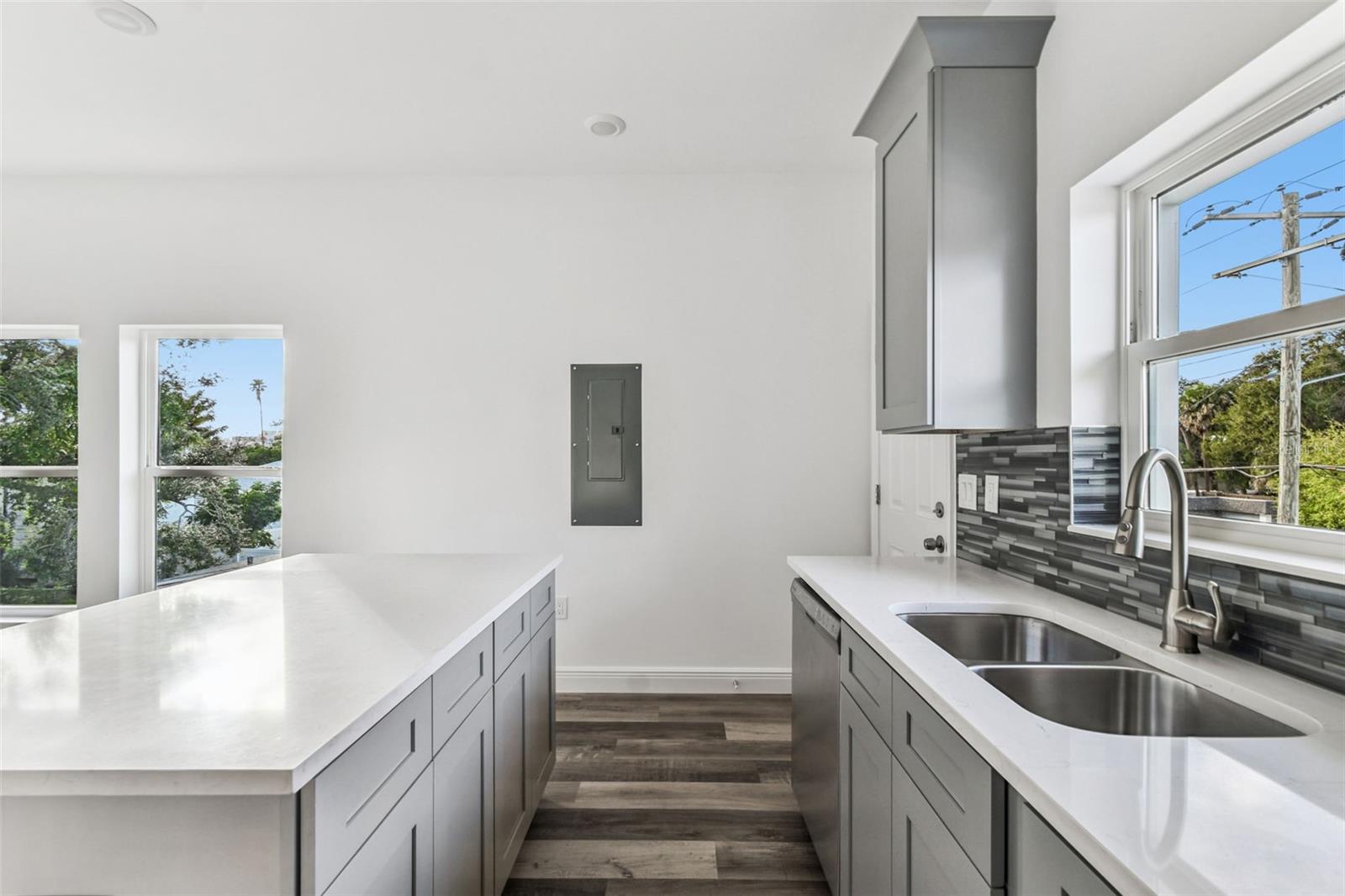 2313 E COLUMBUS DR — photo 58