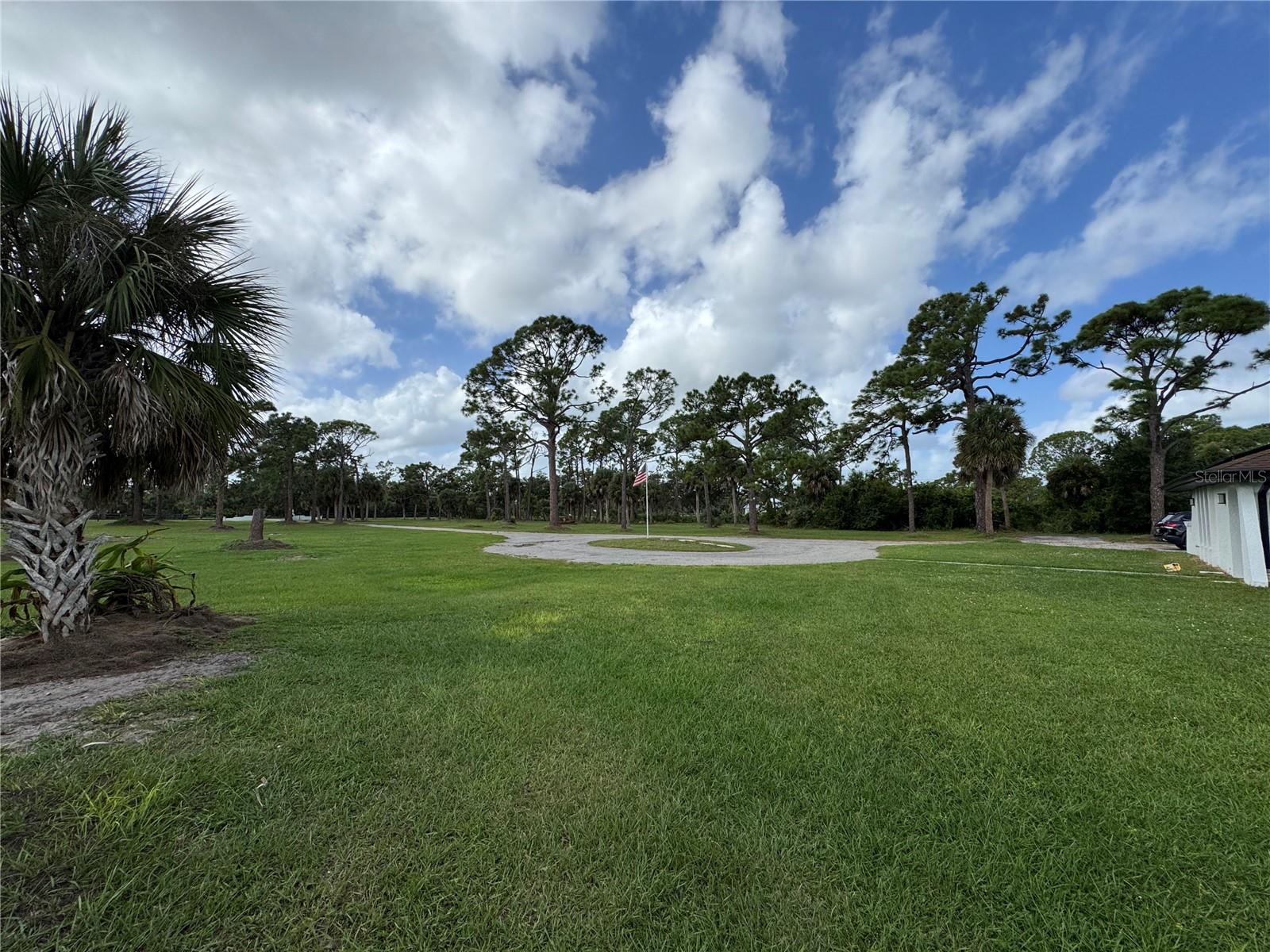 900 CRESTWOOD RD — photo 37