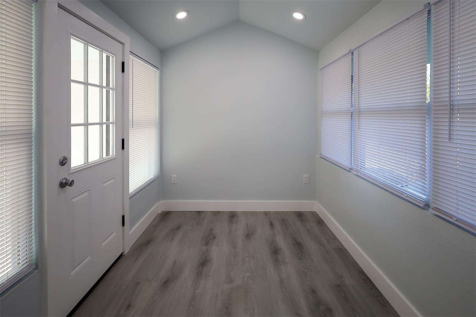 807 E NORFOLK ST — photo 9