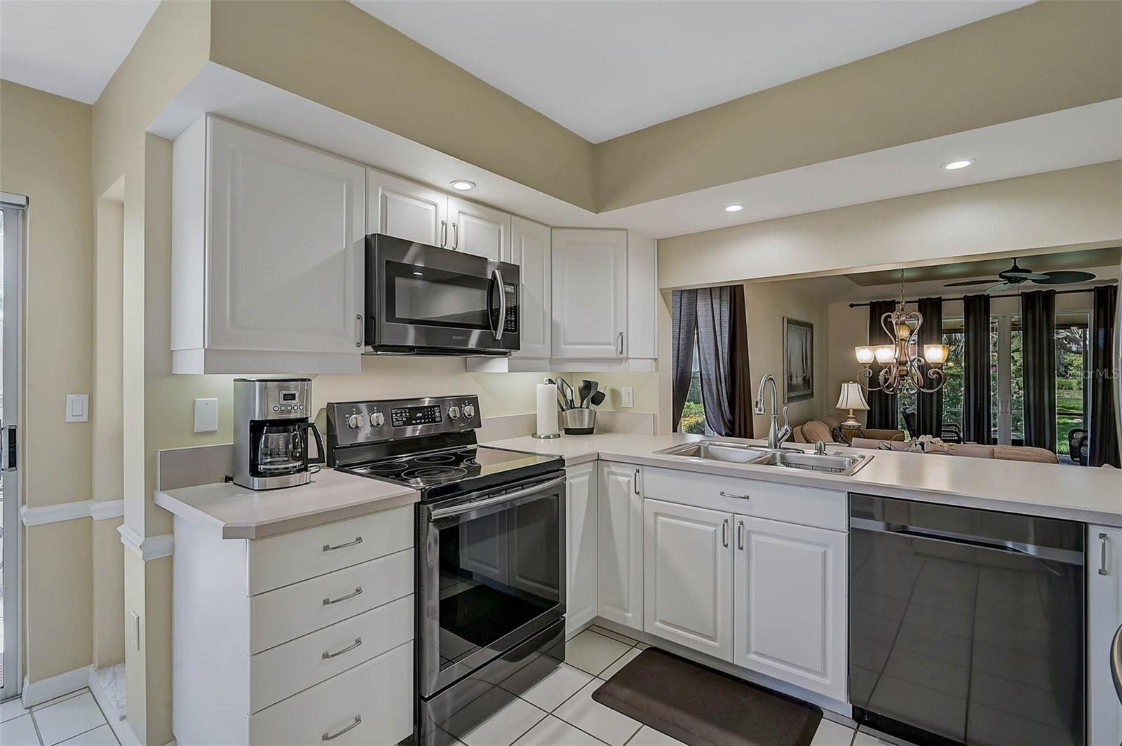 7341 GOLF POINTE CIR — photo 10