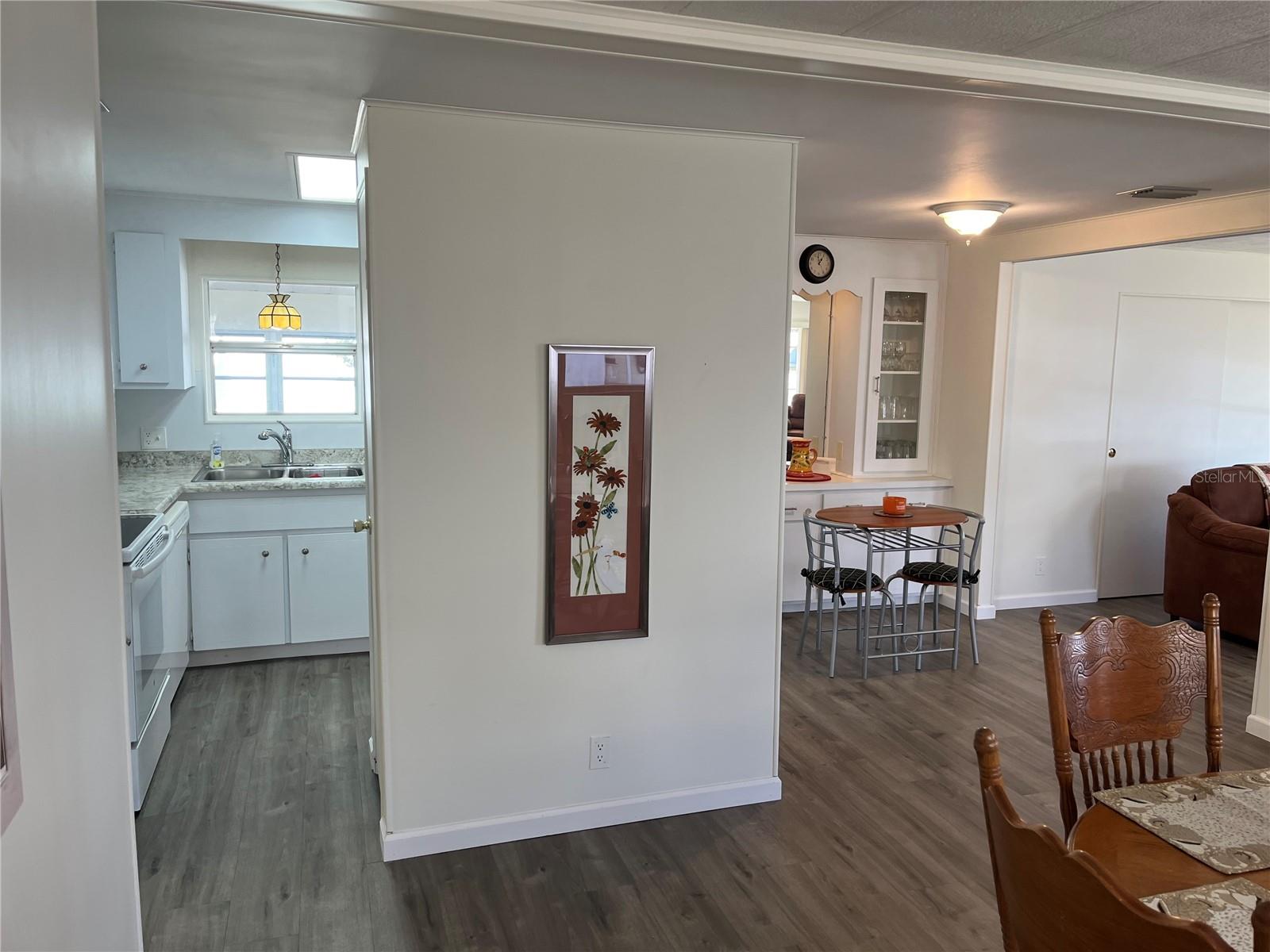 824 CERVINA DR — photo 9