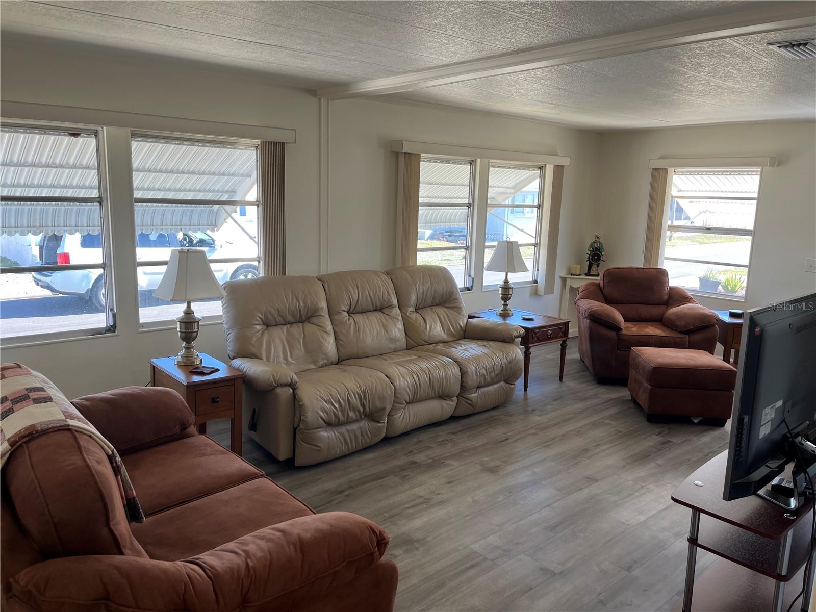 824 CERVINA DR — photo 20