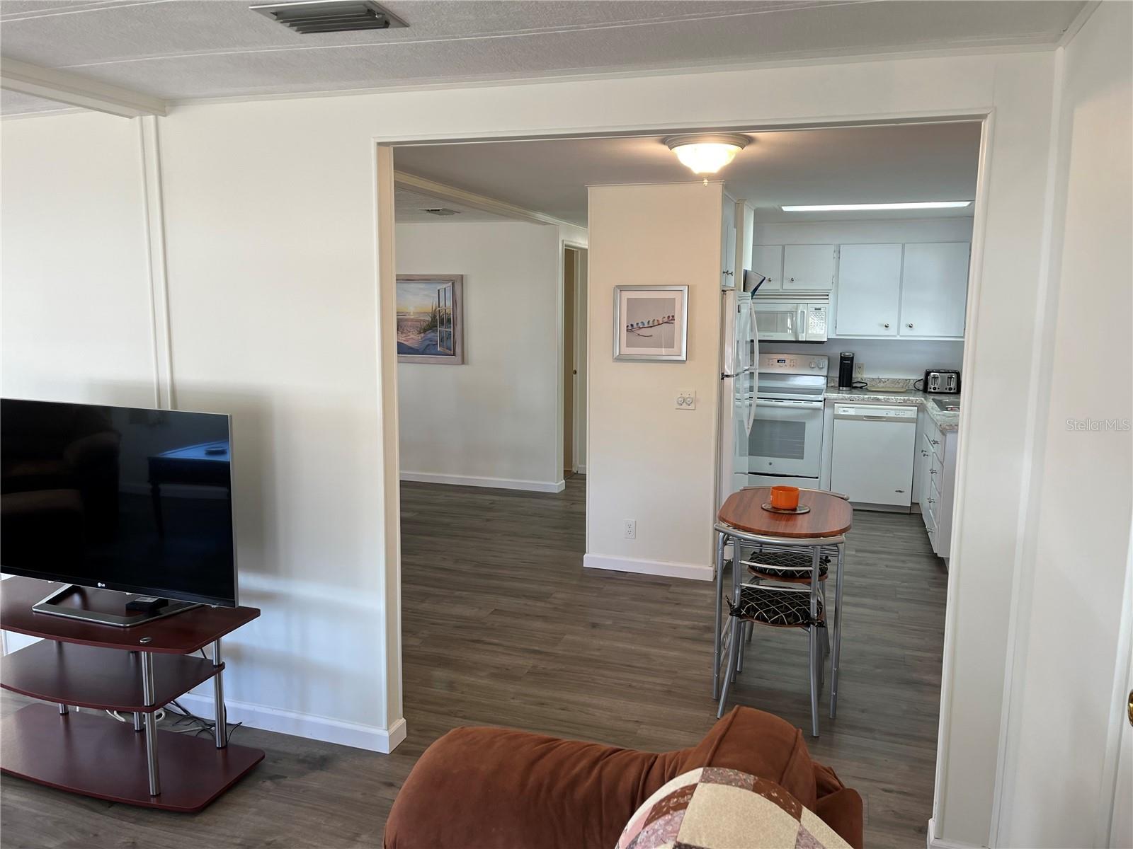 824 CERVINA DR — photo 19