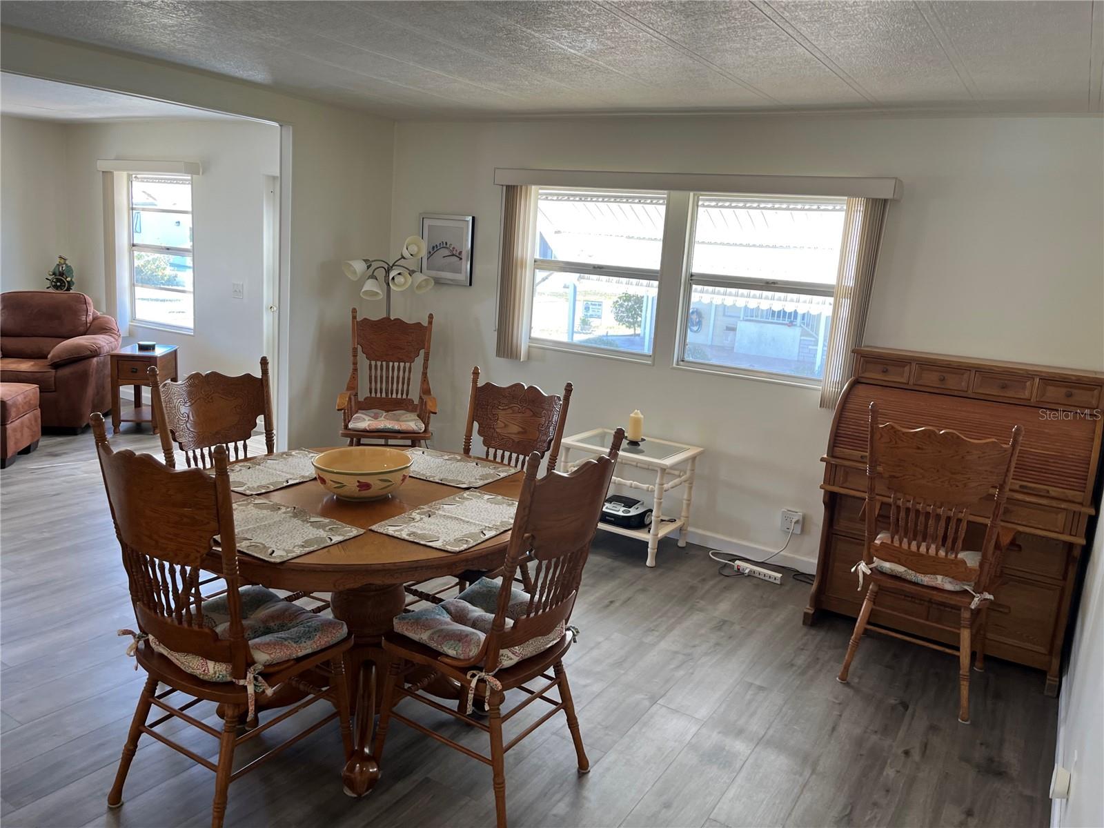 824 CERVINA DR — photo 8