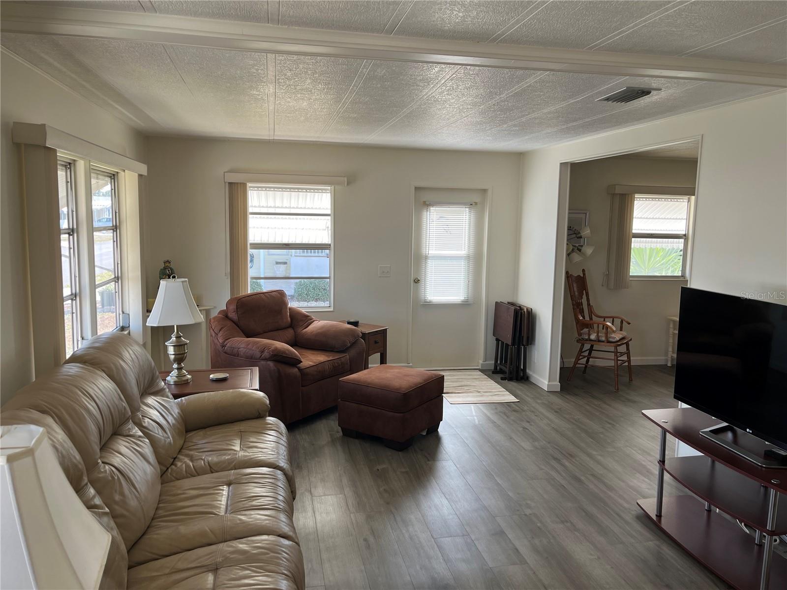824 CERVINA DR — photo 18