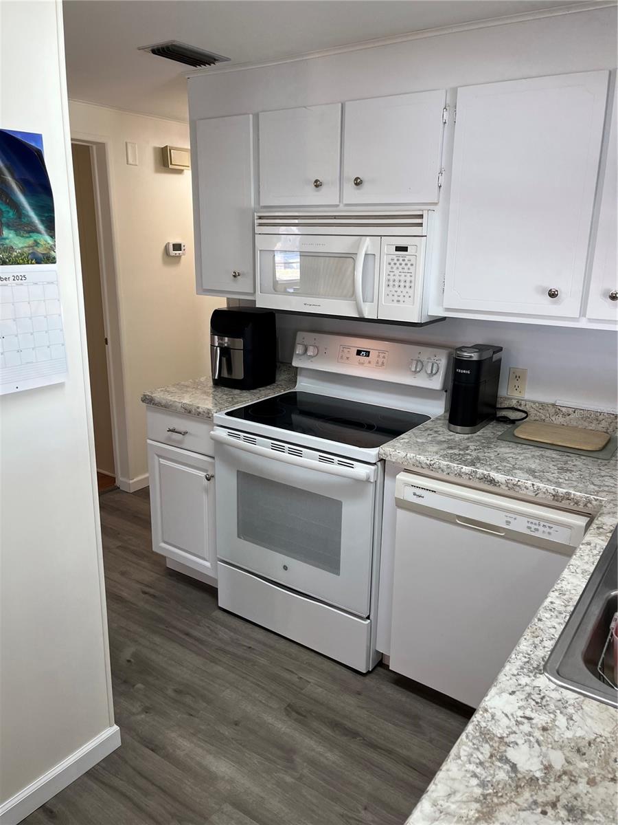 824 CERVINA DR — photo 24