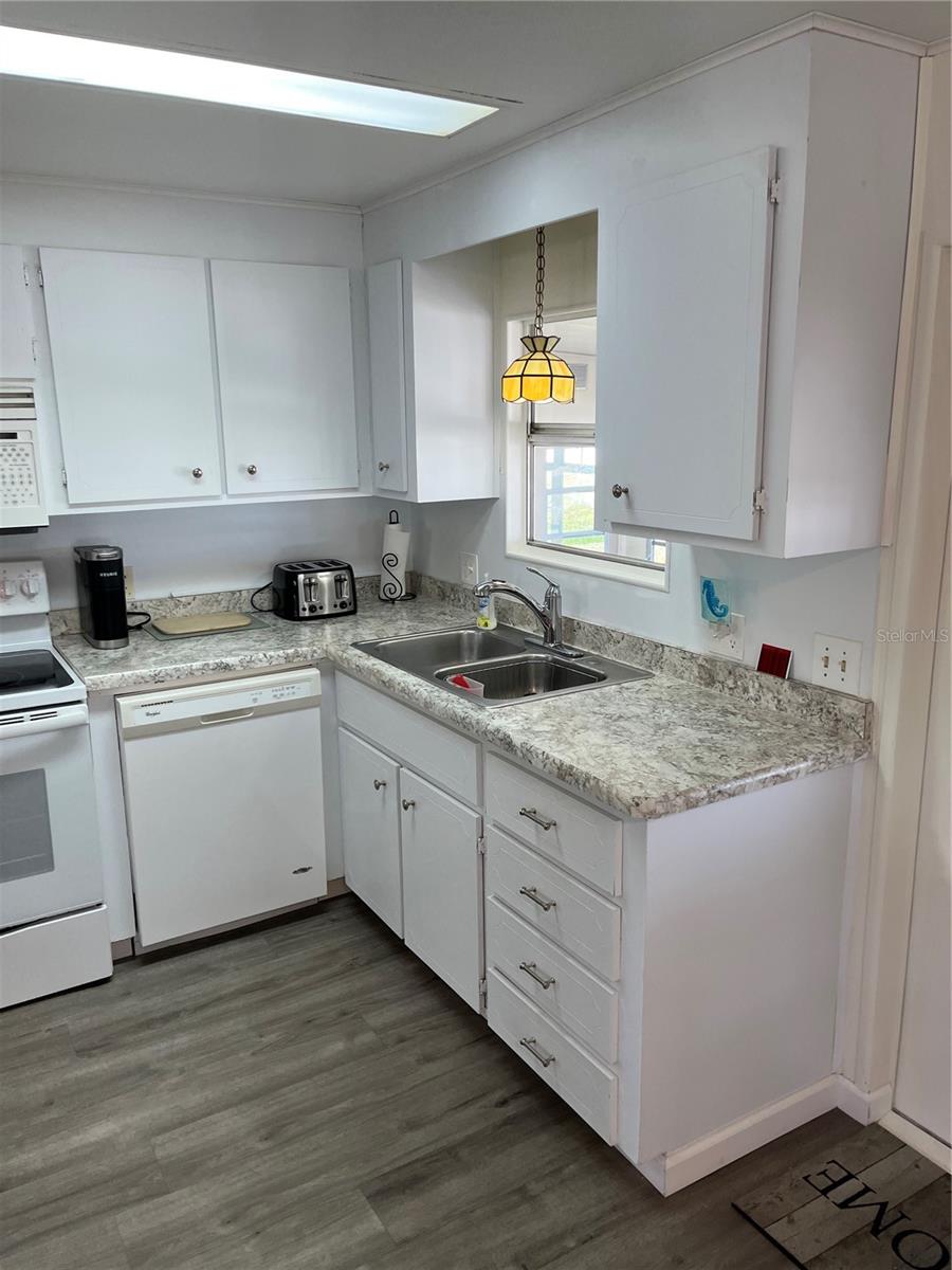 824 CERVINA DR — photo 23