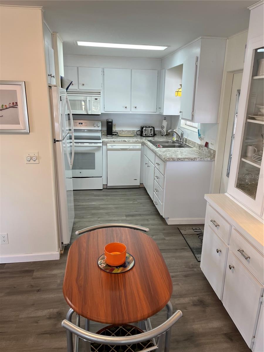 824 CERVINA DR — photo 21