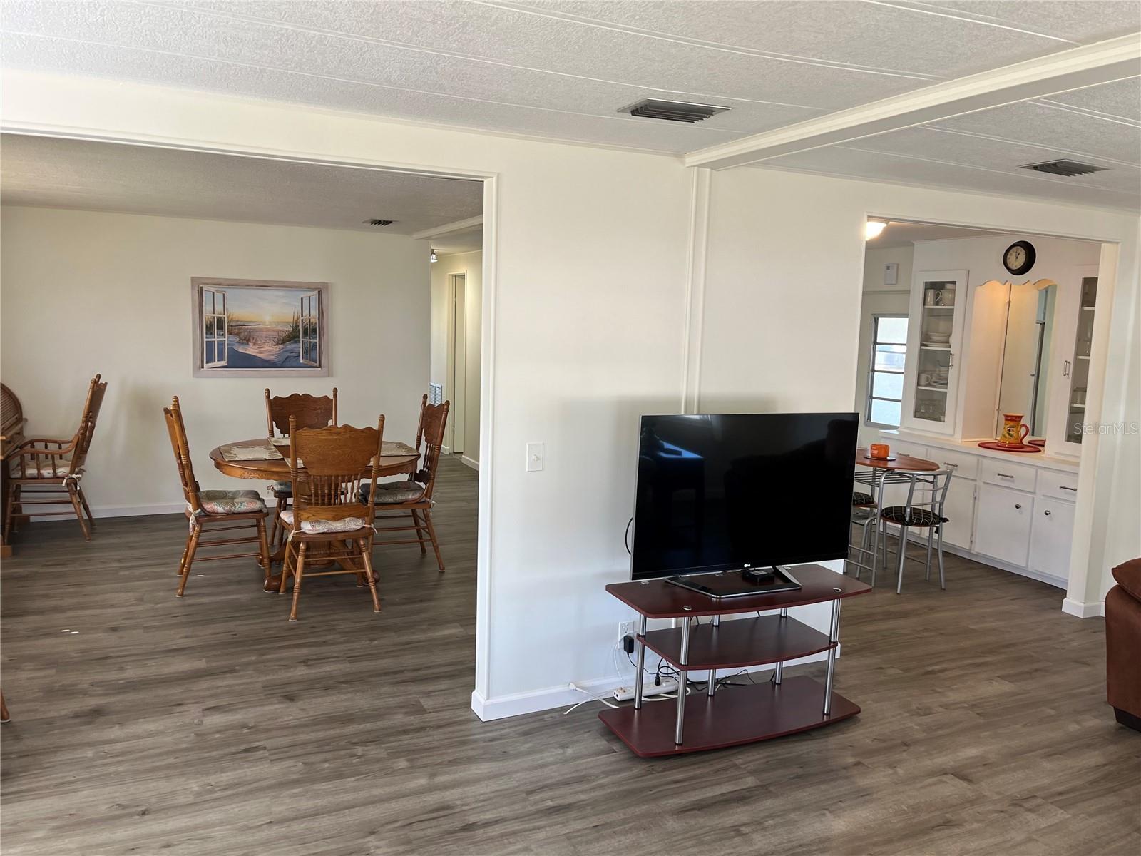 824 CERVINA DR — photo 16