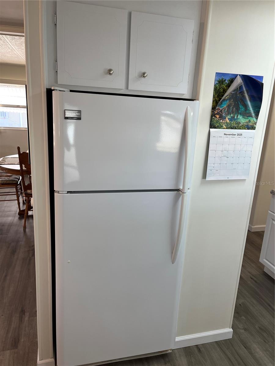 824 CERVINA DR — photo 25