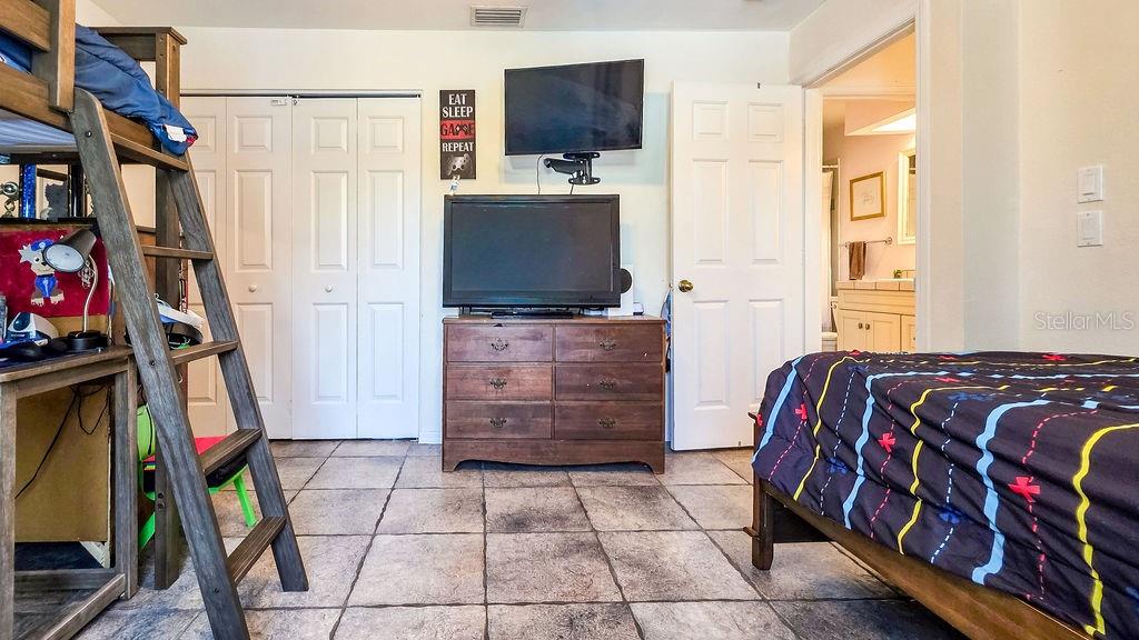 3357 N CHAMBERLAIN BLVD — photo 34