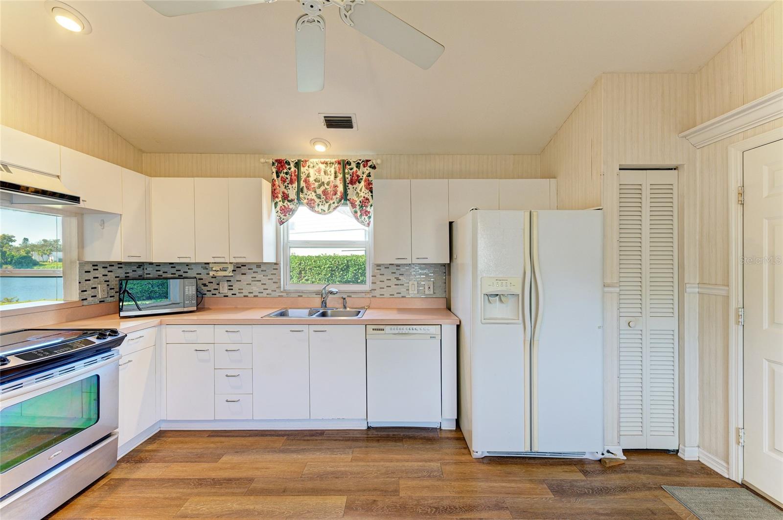 919 SPRING LAKES BLVD — photo 17