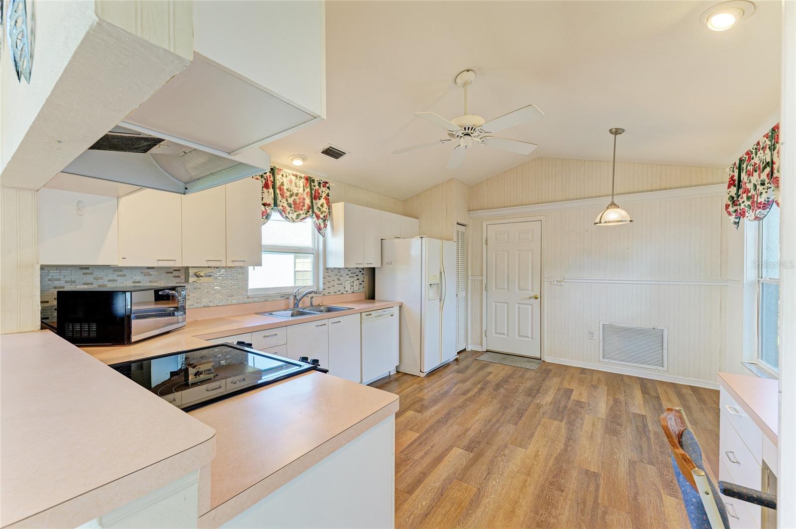 919 SPRING LAKES BLVD — photo 16