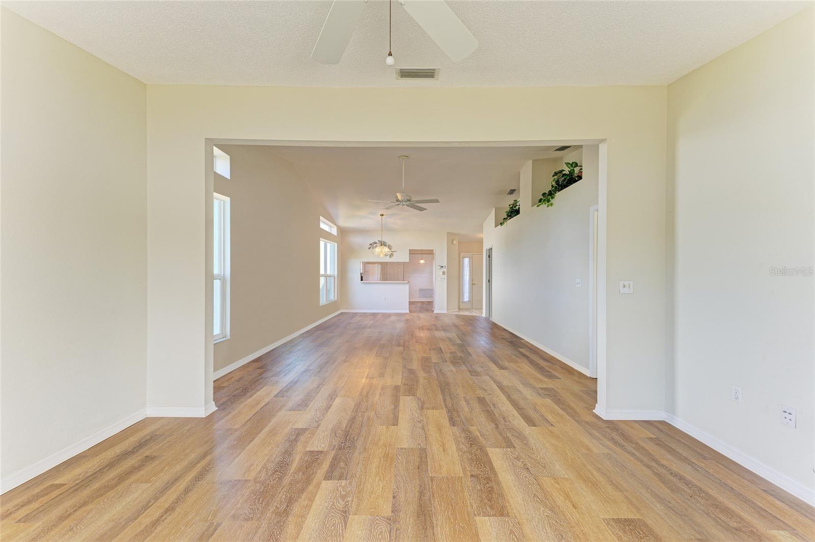 919 SPRING LAKES BLVD — photo 9