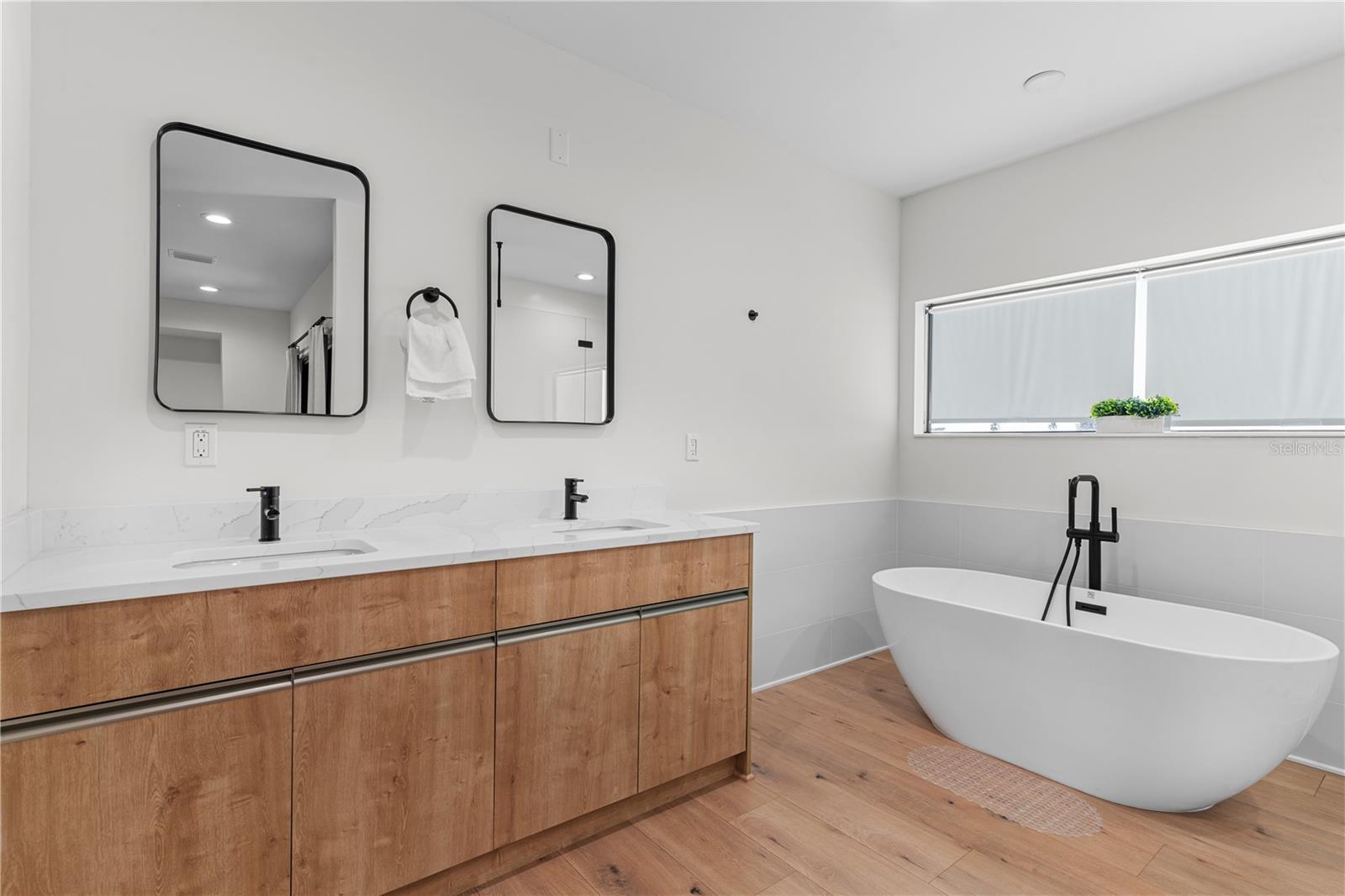 2200 BAY BLVD #B — photo 49