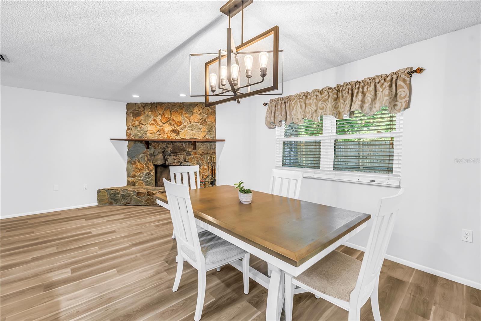 112 MEADOWCROSS DR — photo 16