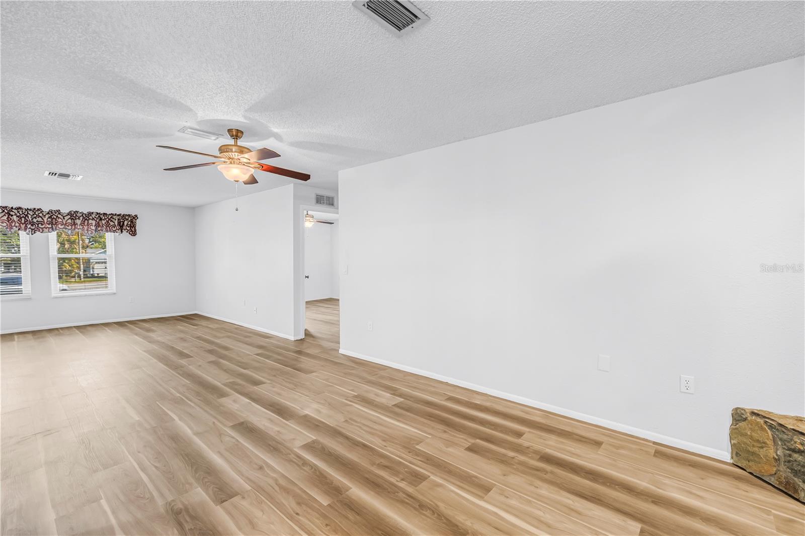 112 MEADOWCROSS DR — photo 25