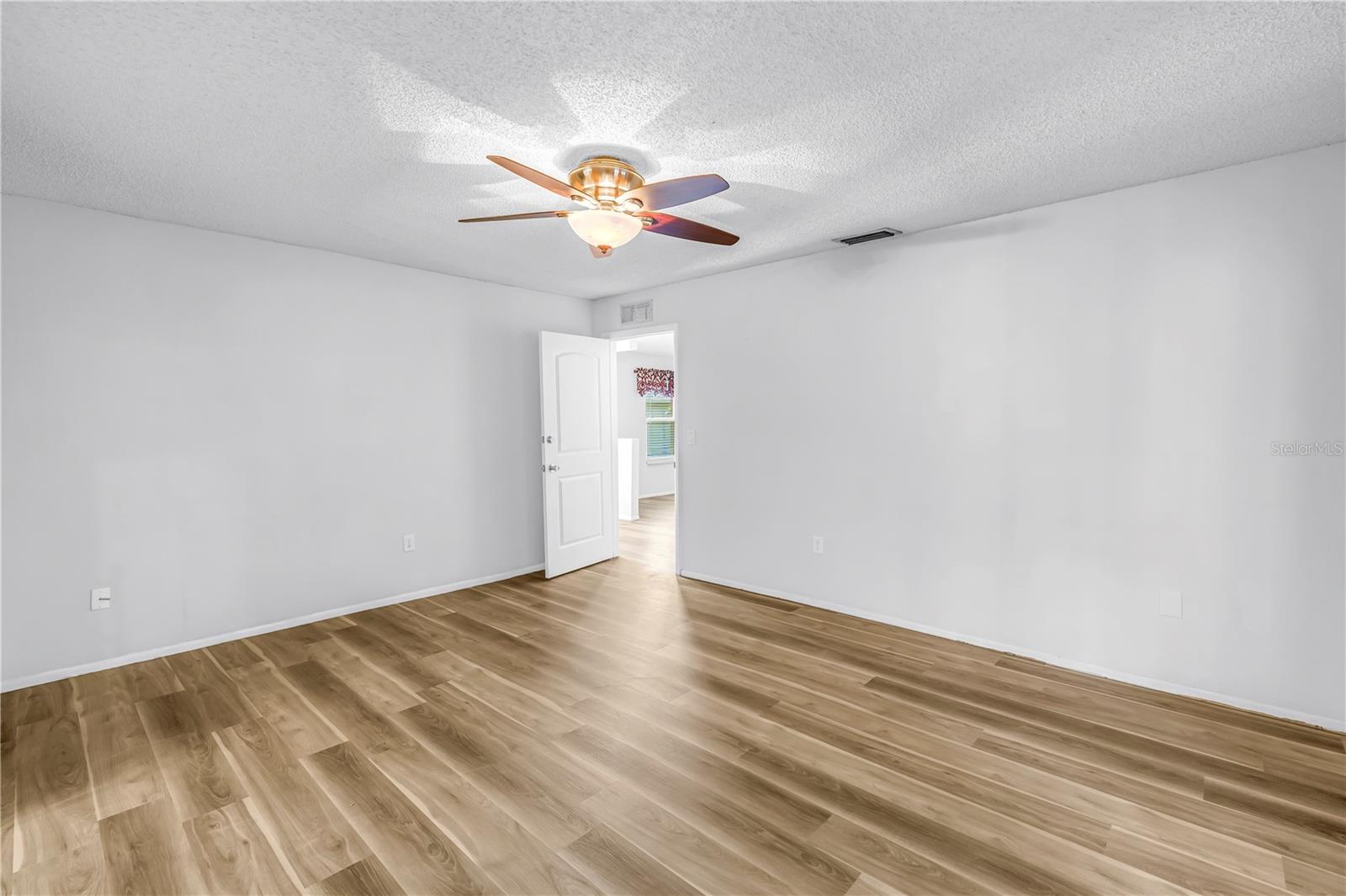 112 MEADOWCROSS DR — photo 22