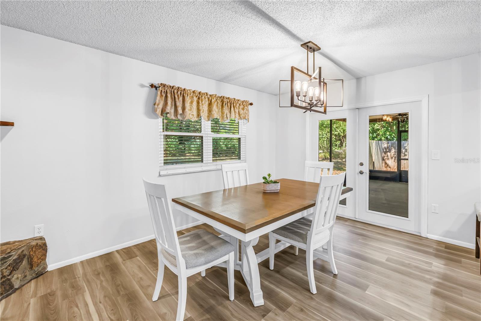 112 MEADOWCROSS DR — photo 17