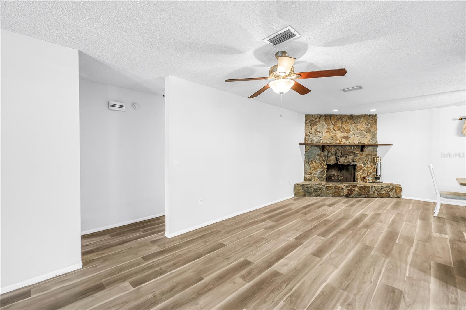 112 MEADOWCROSS DR — photo 20