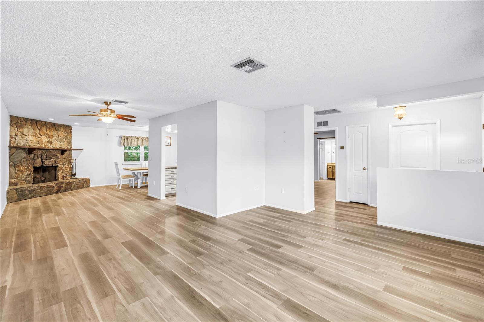 112 MEADOWCROSS DR — photo 28