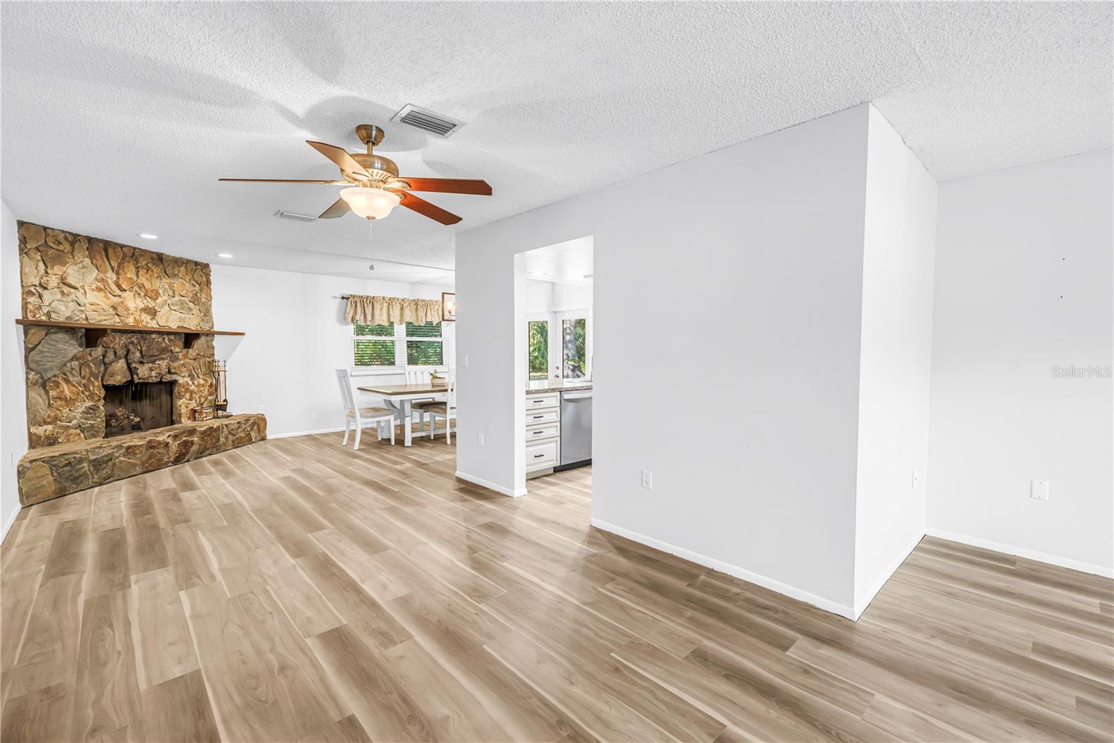 112 MEADOWCROSS DR — photo 19