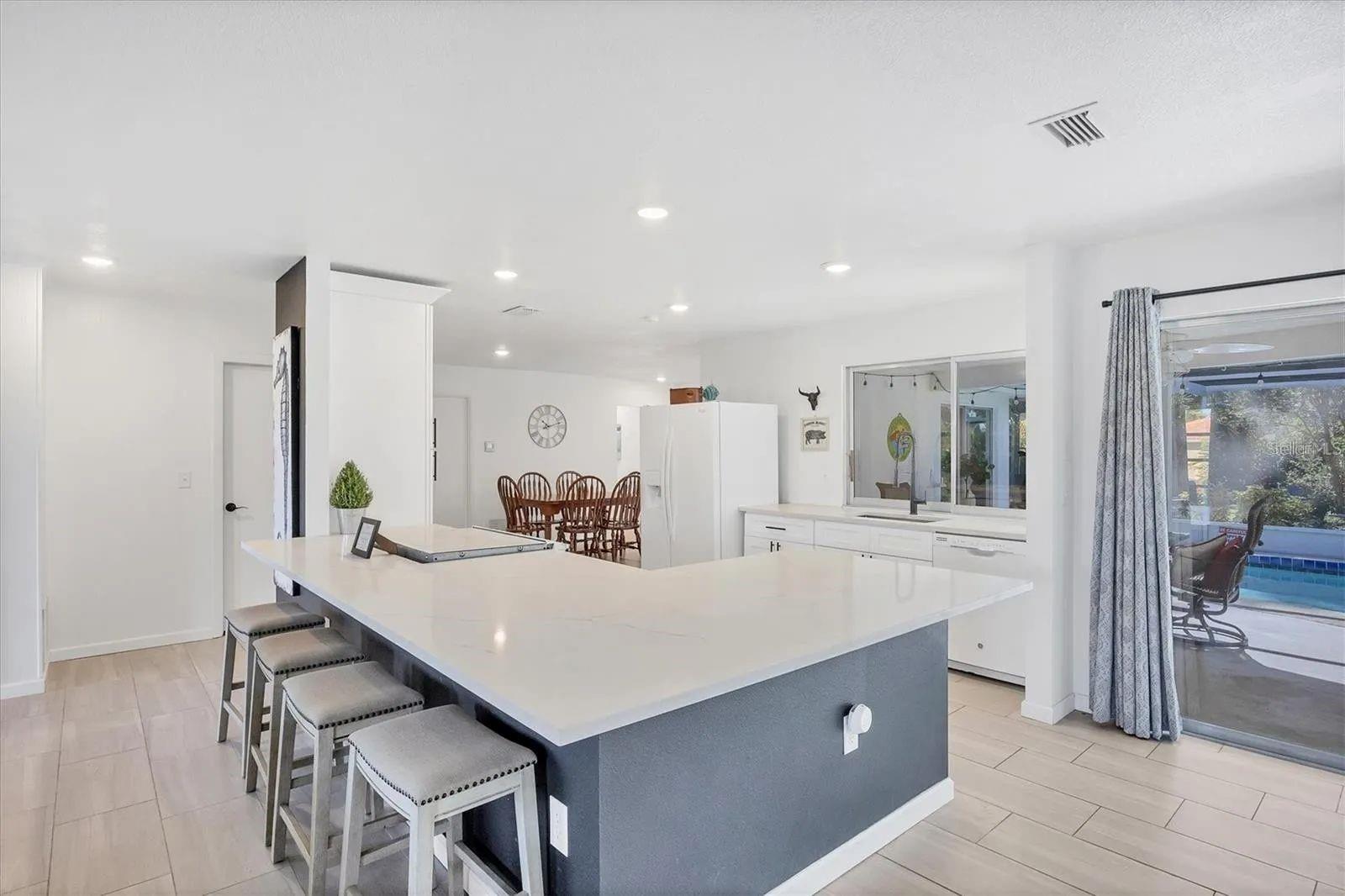 2410 CASS ST — photo 9