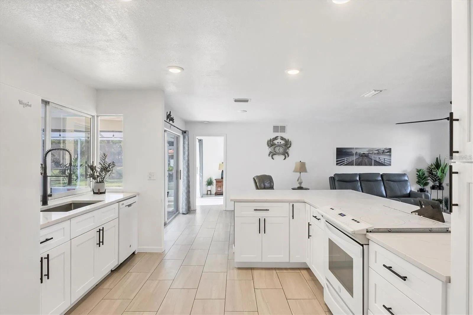 2410 CASS ST — photo 10