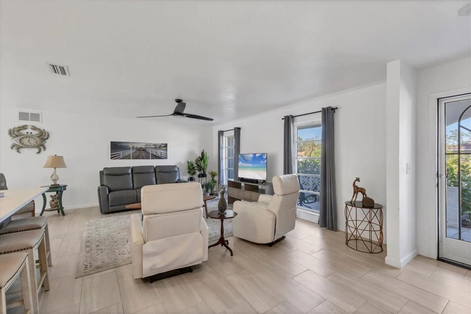 2410 CASS ST — photo 5