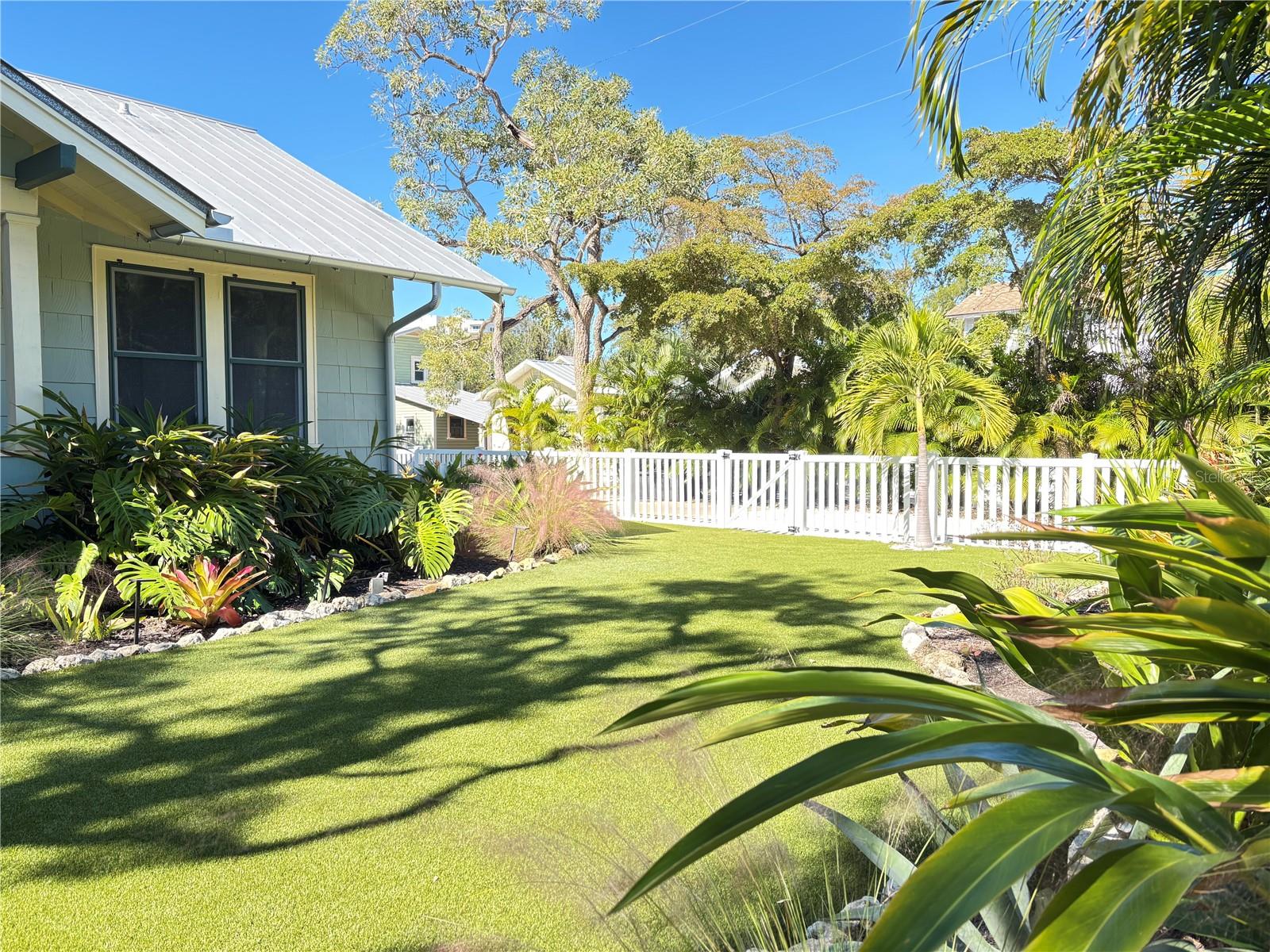 324 JULIA PL — photo 3