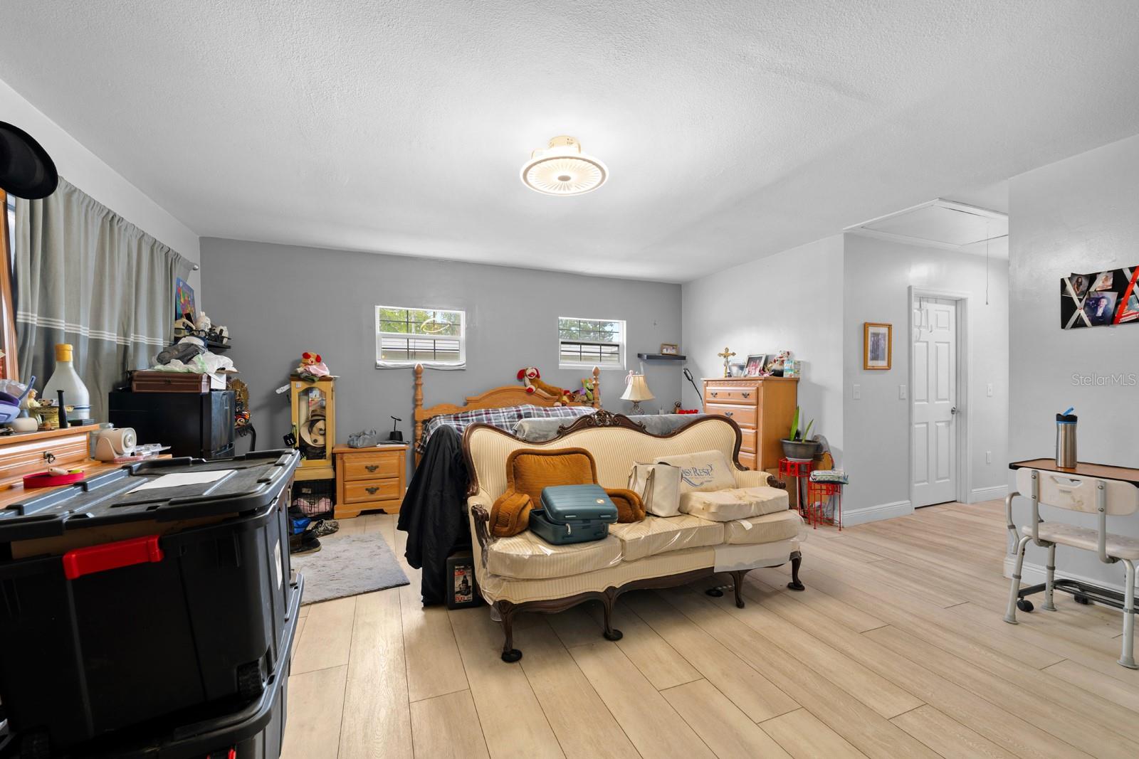 6807 N HIMES AVE — photo 4