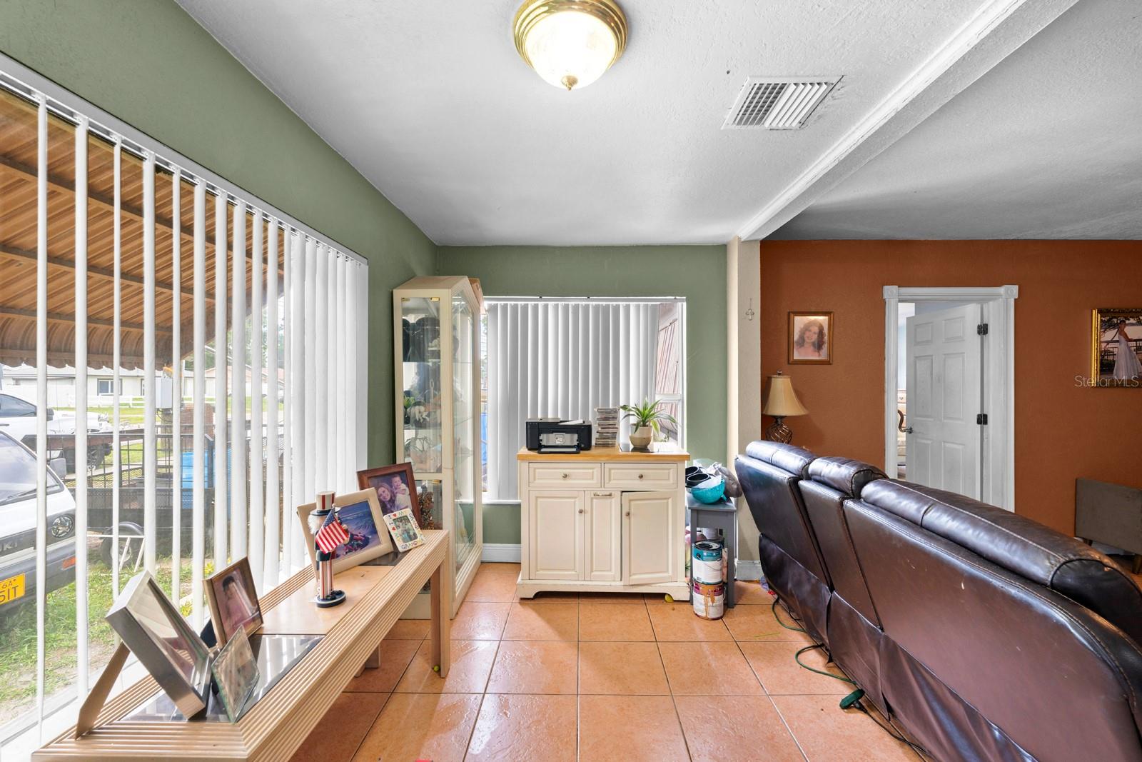6807 N HIMES AVE — photo 9