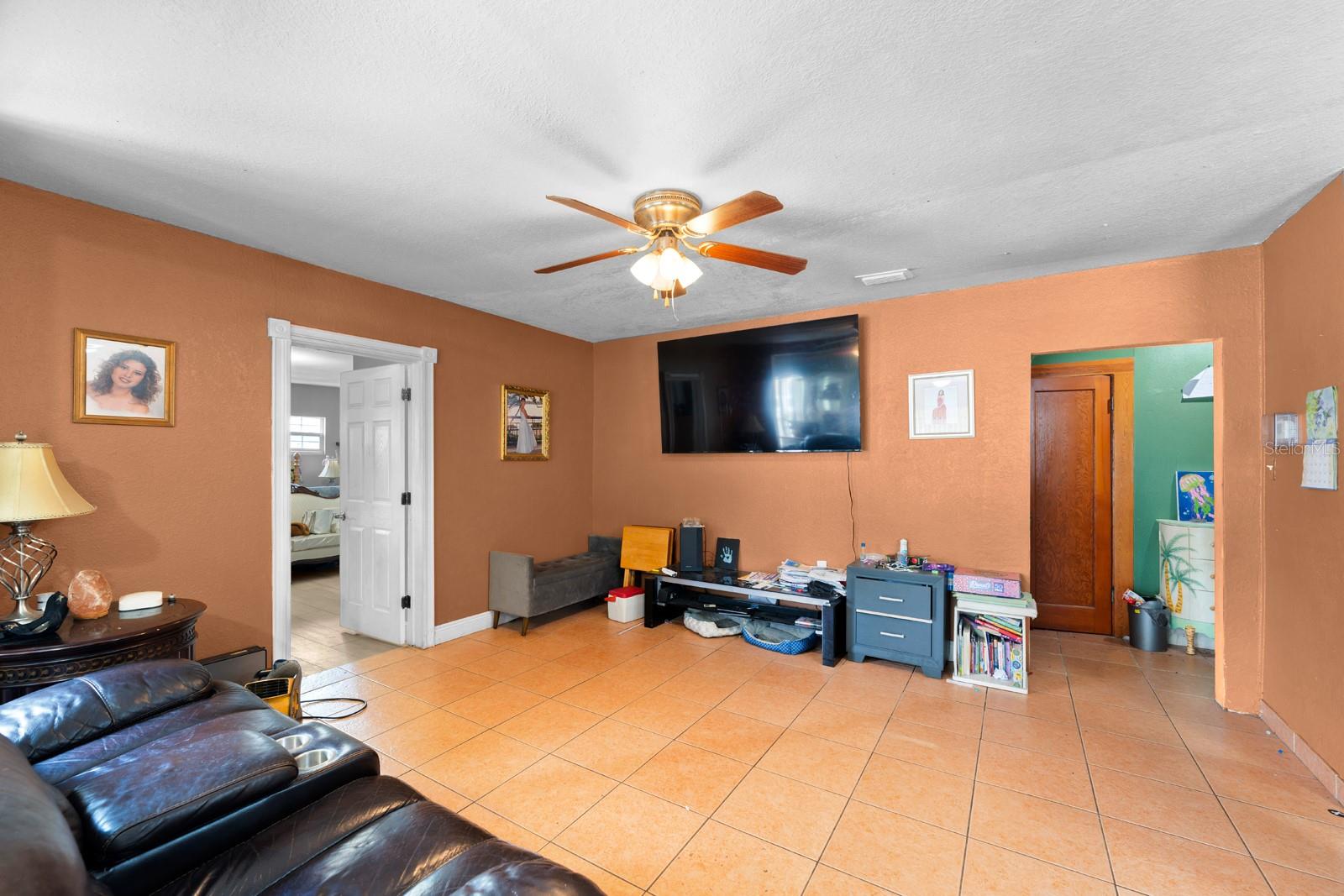6807 N HIMES AVE — photo 10