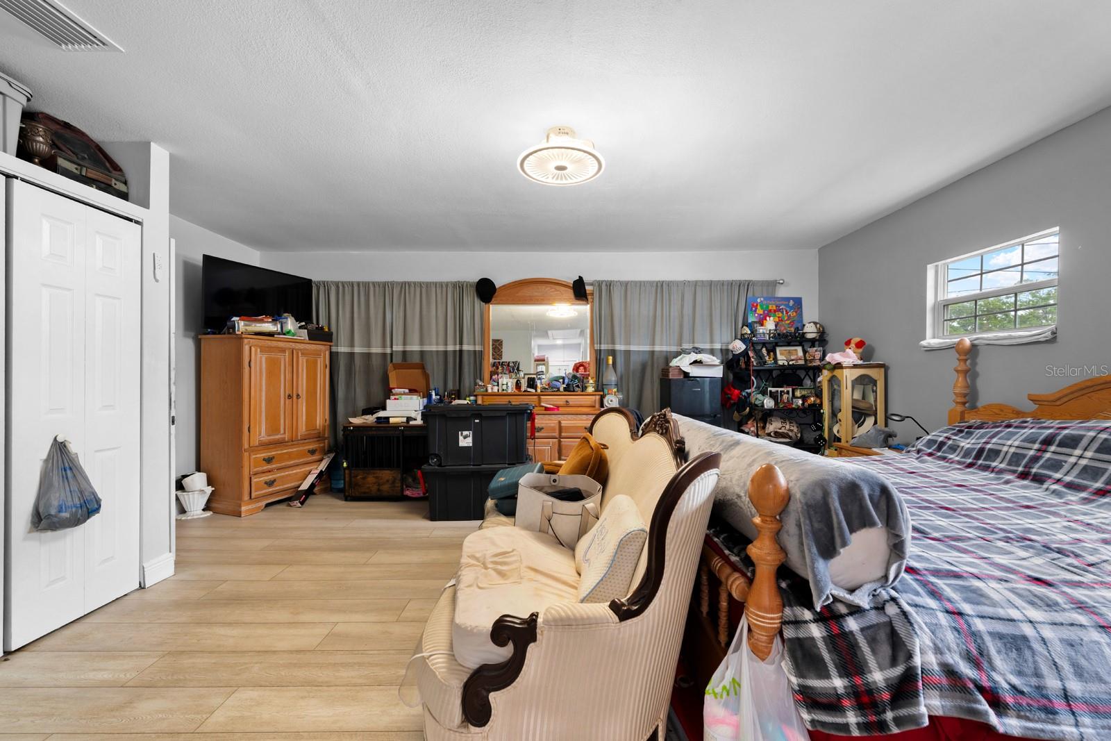 6807 N HIMES AVE — photo 5