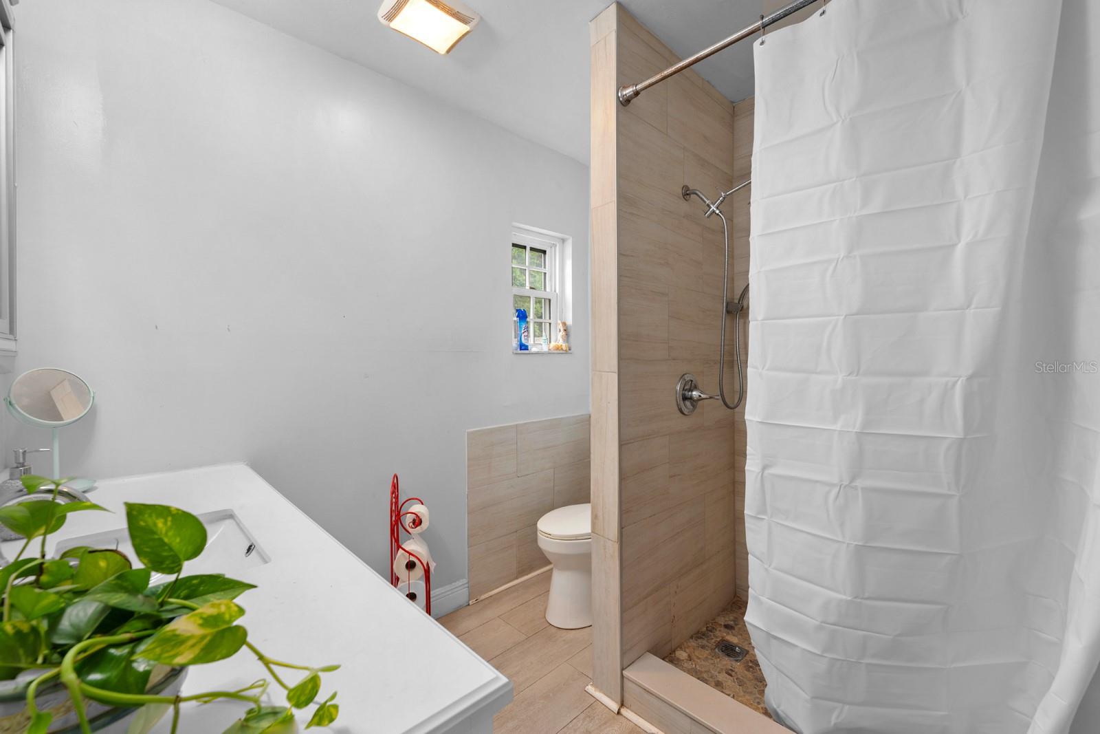 6807 N HIMES AVE — photo 6