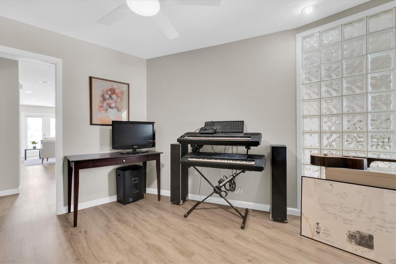 212 WESTWINDS DR — photo 28