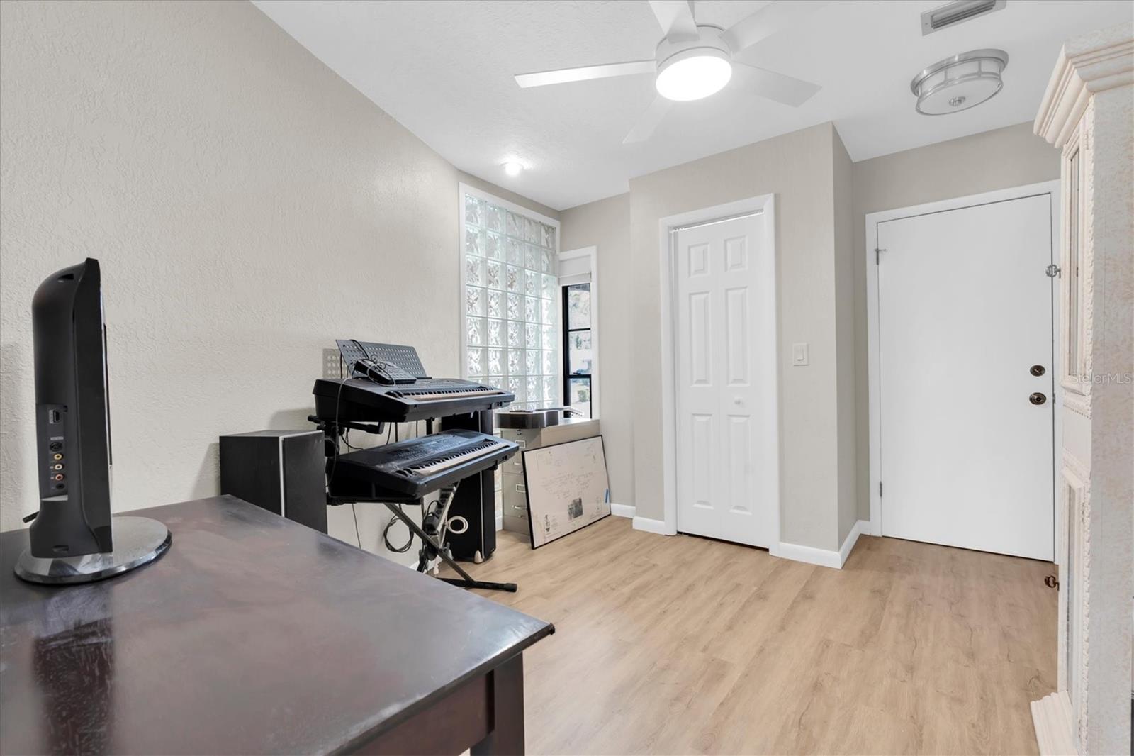 212 WESTWINDS DR — photo 27
